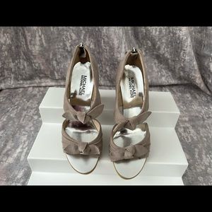 Michael Kors Peep toe Taupe Wooden Heel 2 Bows Size 7